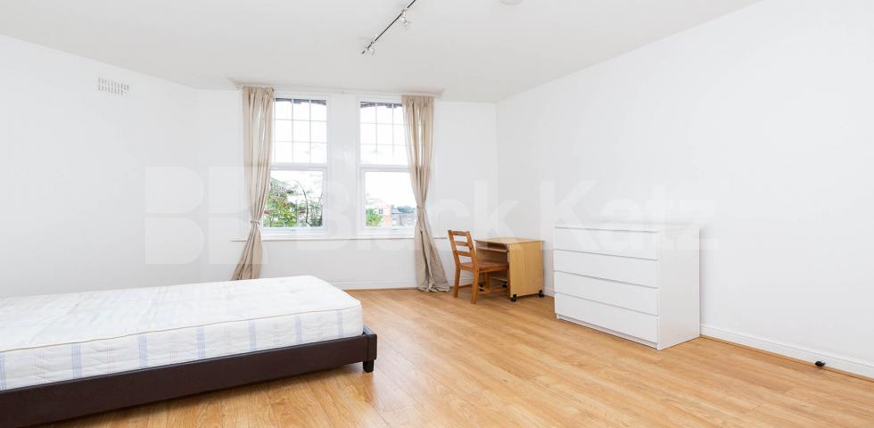 			LARGE 2/3 BED MINS TO TUBE AND SHOPS! , 2 Bedroom, 1 bath, 1 reception Flat			 Criterion Mews, ARCHWAY
